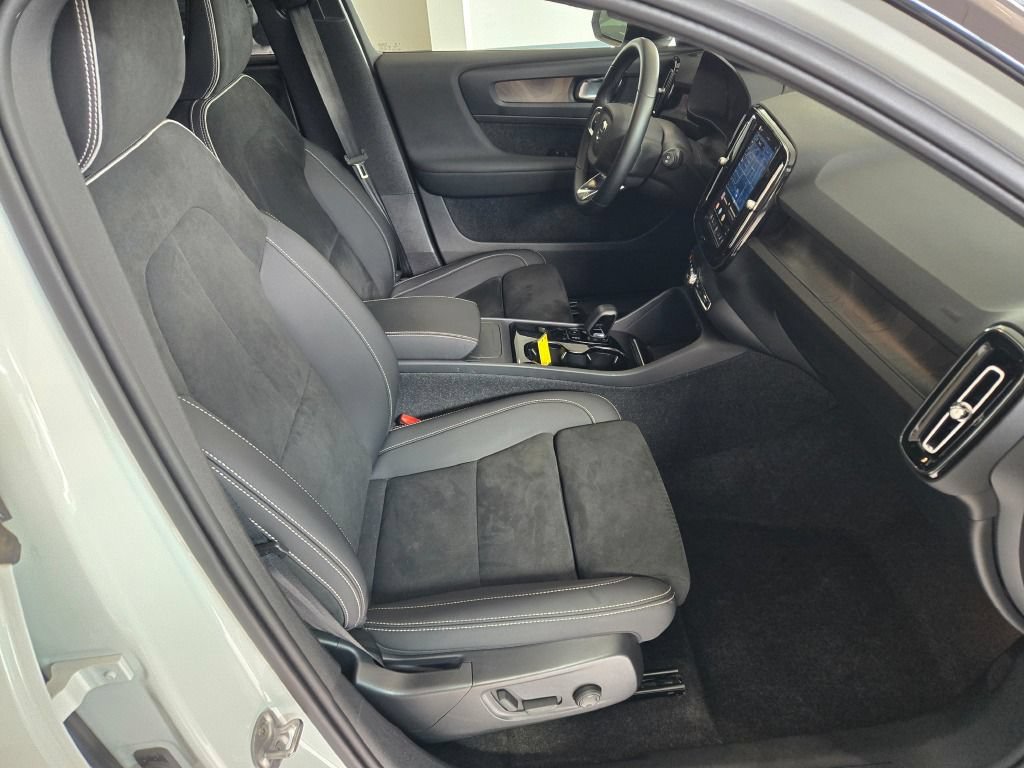 Used 2023 Volvo XC40 Recharge Plus AWD/4WD image 5