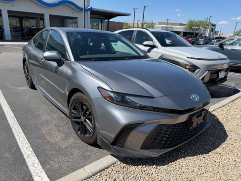 Used 2025 Toyota Camry SE FWD image 5