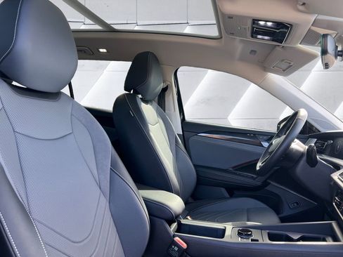 Used 2025 Volkswagen Tiguan SE image 13