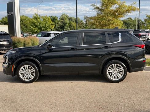 Used 2022 Mitsubishi Outlander ES AWD/4WD image 3
