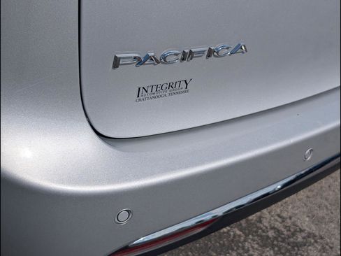 Used 2024 Chrysler Pacifica Touring-L FWD image 23