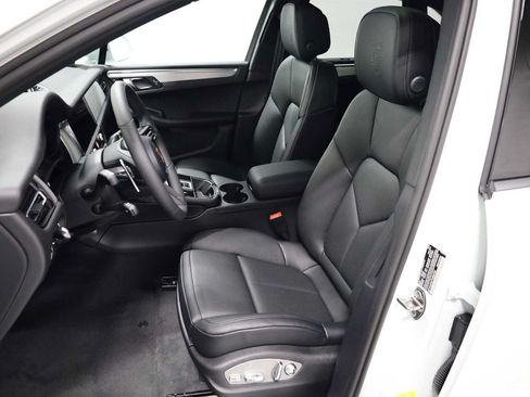 Certified 2026 Porsche Macan AWD/4WD image 5