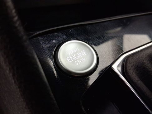 Used 2025 Volkswagen Taos SE image 21