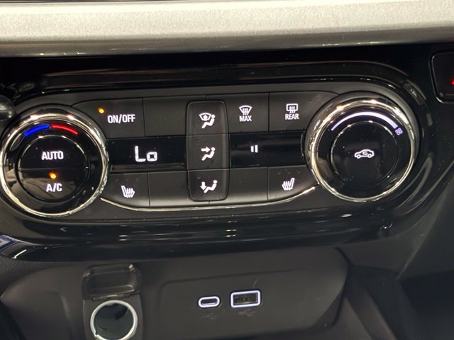 Used 2025 Chevrolet Trax LT w/ Sunroof Package FWD image 29