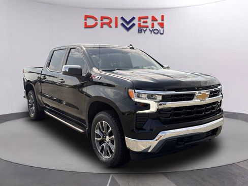 Used 2024 Chevrolet Silverado 1500 LT w/ Z71 Off-Road Package AWD/4WD image 2