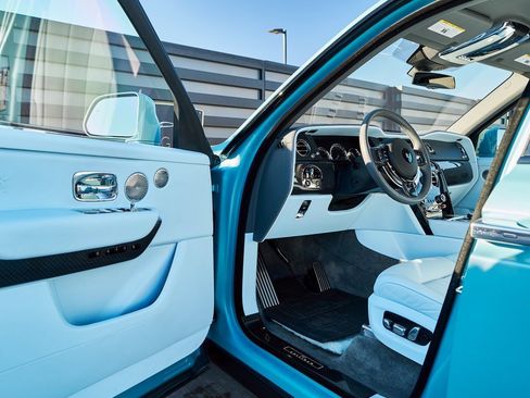 Used 2022 Rolls-Royce Cullinan Black Badge w/ Dark Exterior Package image 26