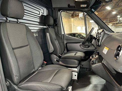 Used 2025 Mercedes-Benz Sprinter 2500 image 12