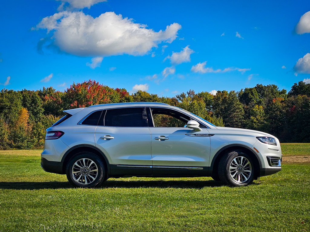 Used 2019 Lincoln Nautilus Select AWD/4WD image 2