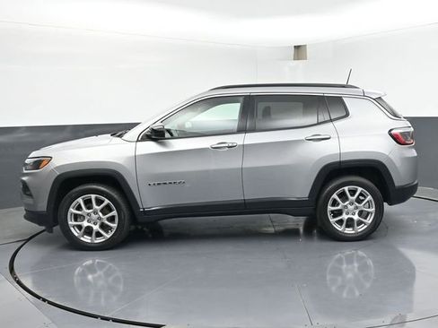 Used 2022 Jeep Compass Latitude w/ Sun and Sound Group AWD/4WD image 4