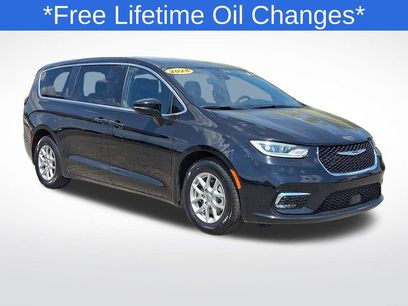 Used 2025 Chrysler Pacifica Select