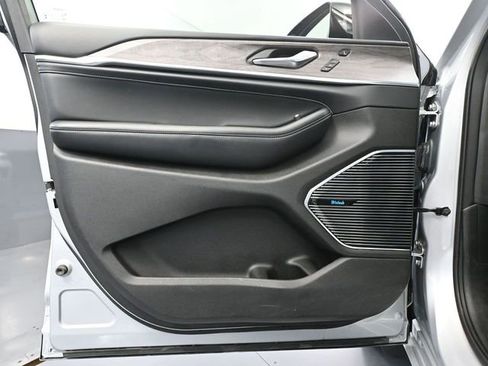 Used 2022 Jeep Grand Cherokee L Overland w/ Advanced Protech Group III image 21