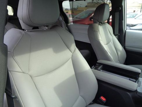 Used 2025 Toyota Sienna XLE w/ XLE Plus Package image 27