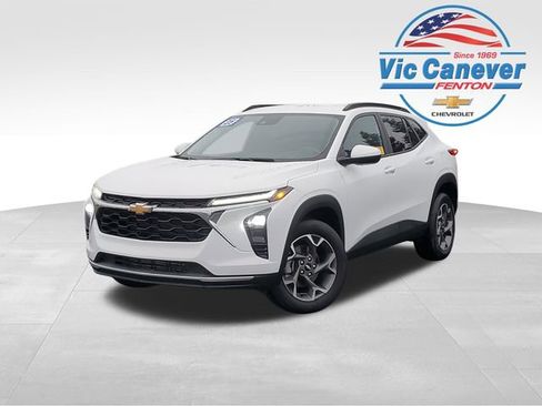 Certified 2025 Chevrolet Trax LT w/ Driver Confidence Package image 1