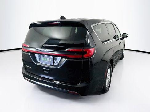 Used 2024 Chrysler Pacifica Touring-L FWD image 9