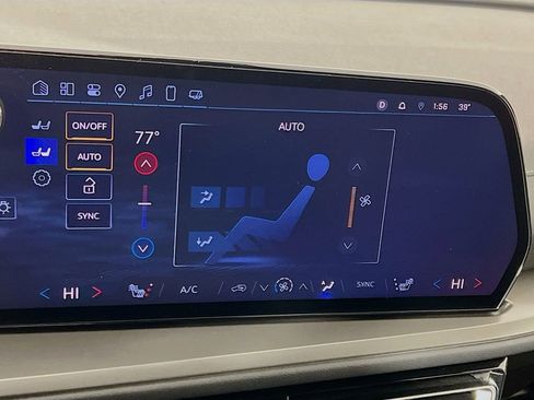 Used 2025 Chevrolet Traverse LT image 16