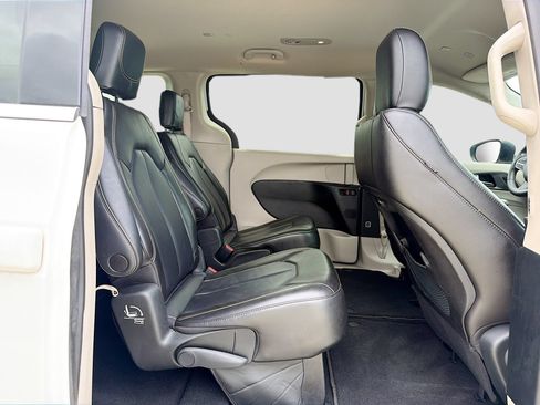 Used 2023 Chrysler Pacifica Touring-L FWD image 27