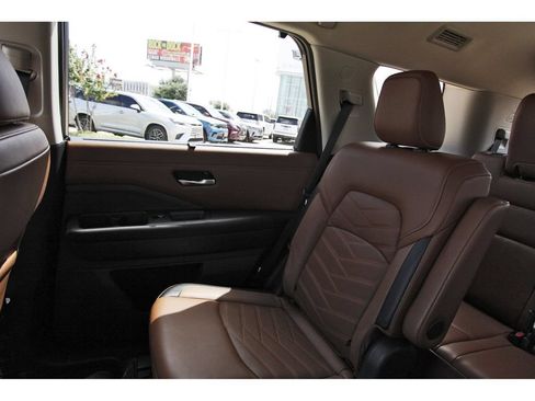 Used 2024 Nissan Pathfinder Platinum FWD image 14