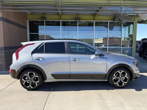 Used 2023 Kia Niro EX Touring image 9