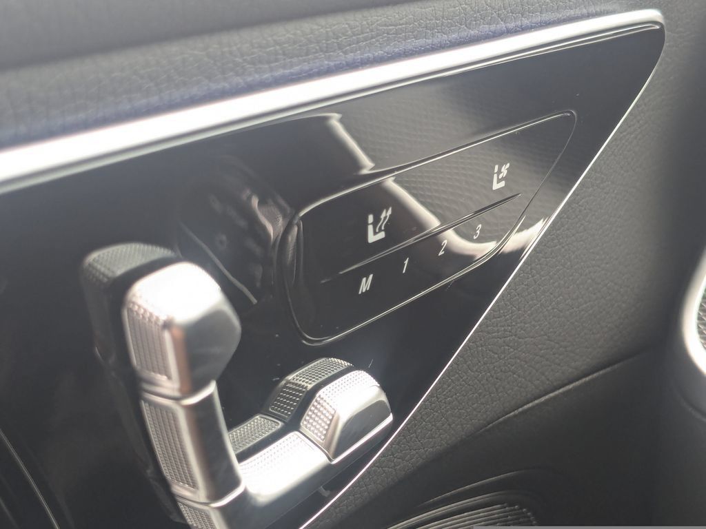 Used 2025 Mercedes-Benz C 300 4MATIC Sedan image 12
