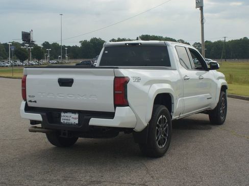 Used 2024 Toyota Tacoma TRD Sport AWD/4WD image 19
