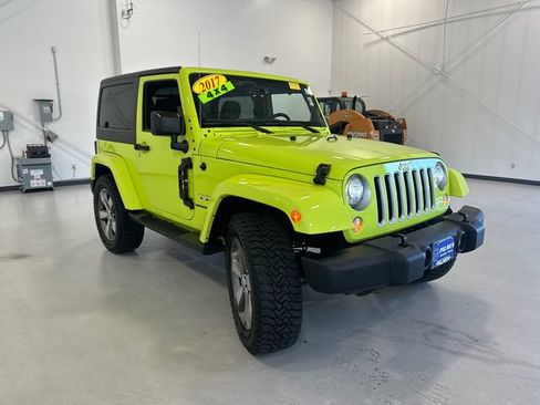Used 2017 Jeep Wrangler Sahara w/ Connectivity Group AWD/4WD image 3