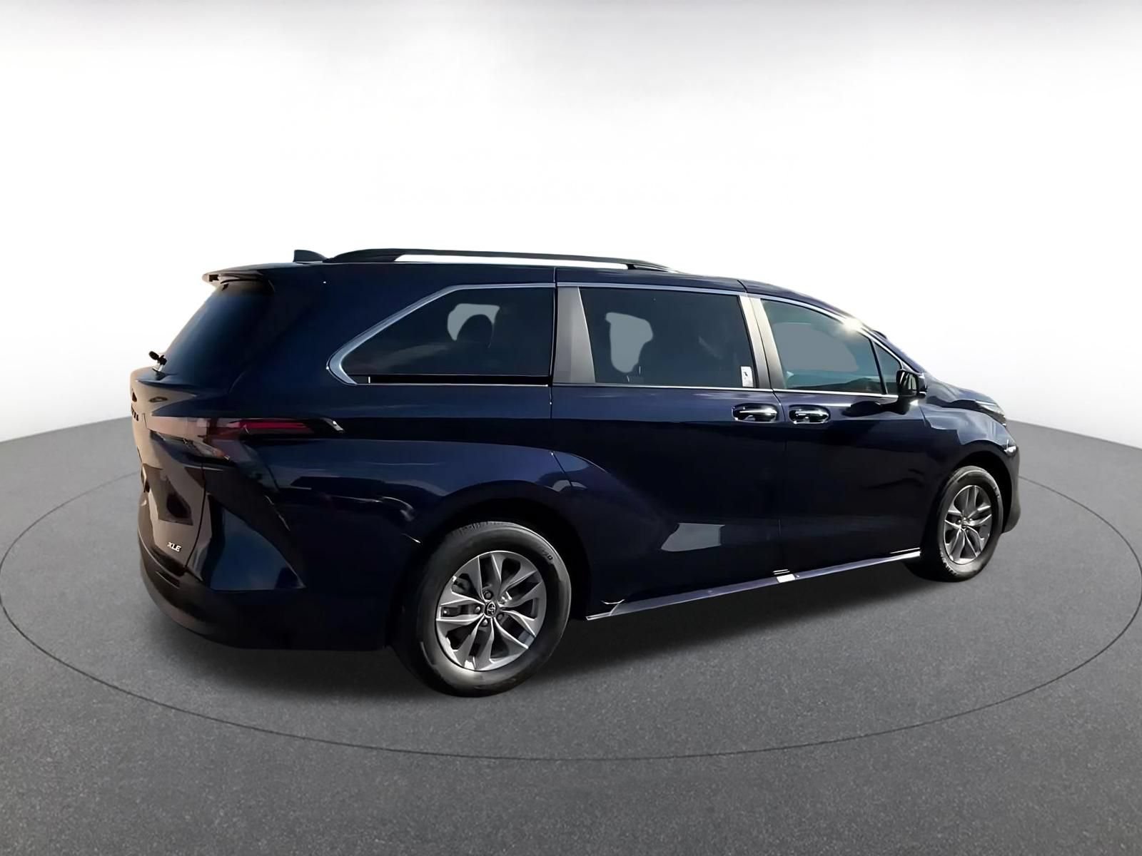 Used 2025 Toyota Sienna XLE FWD image 13