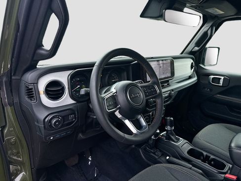 Used 2024 Jeep Wrangler Unlimited Sahara w/ Technology Group AWD/4WD image 9