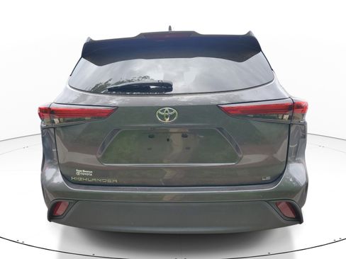 Used 2021 Toyota Highlander LE FWD image 9