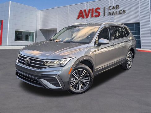 Used 2024 Volkswagen Tiguan SE image 1