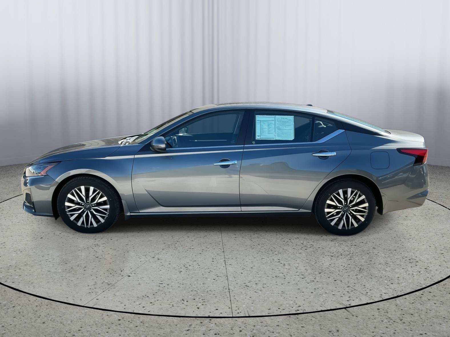 Used 2023 Nissan Altima 2.5 SV FWD image 2