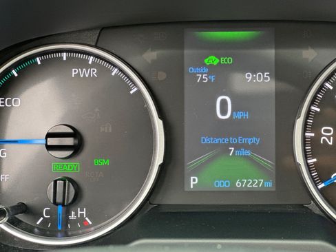 Used 2022 Toyota RAV4 XLE Premium AWD/4WD image 23