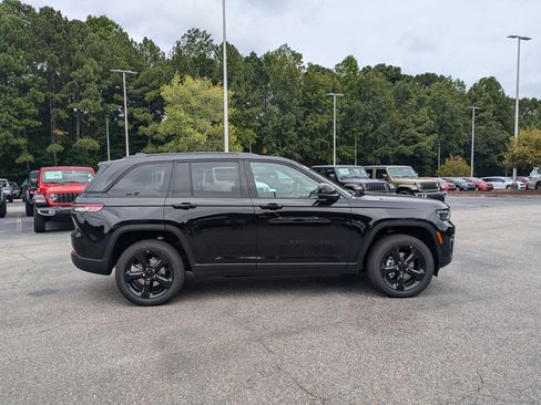 New 2025 Jeep Grand Cherokee image 4