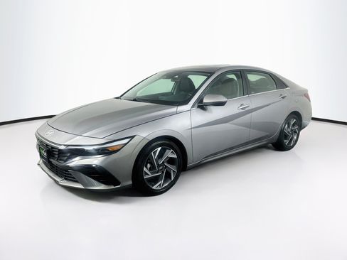 Used 2025 Hyundai Elantra Limited FWD image 3