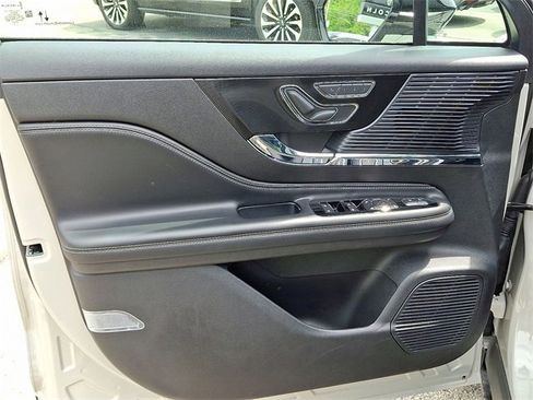 Used 2022 Lincoln Corsair AWD w/ Premium Package image 12