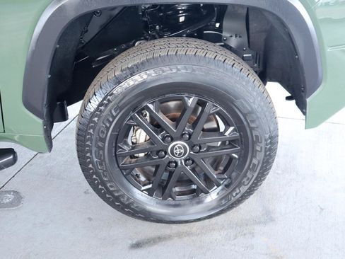Used 2022 Toyota Tundra SR5 w/ SR5 Premium Package RWD image 40