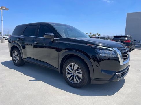 Used 2025 Nissan Pathfinder S FWD image 3