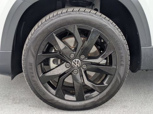 Used 2023 Volkswagen Taos SE w/ Panoramic Sunroof Package FWD image 27
