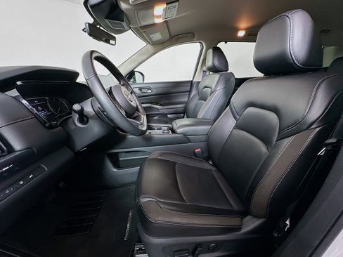 Used 2024 Nissan Pathfinder SL AWD/4WD image 13