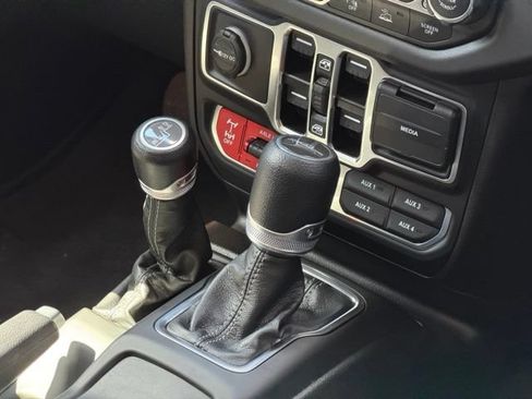 Used 2024 Jeep Gladiator Mojave w/ Technology Group AWD/4WD image 8