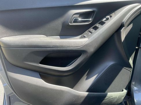 Used 2019 Chevrolet Trax LT w/ LT Convenience Package FWD image 16
