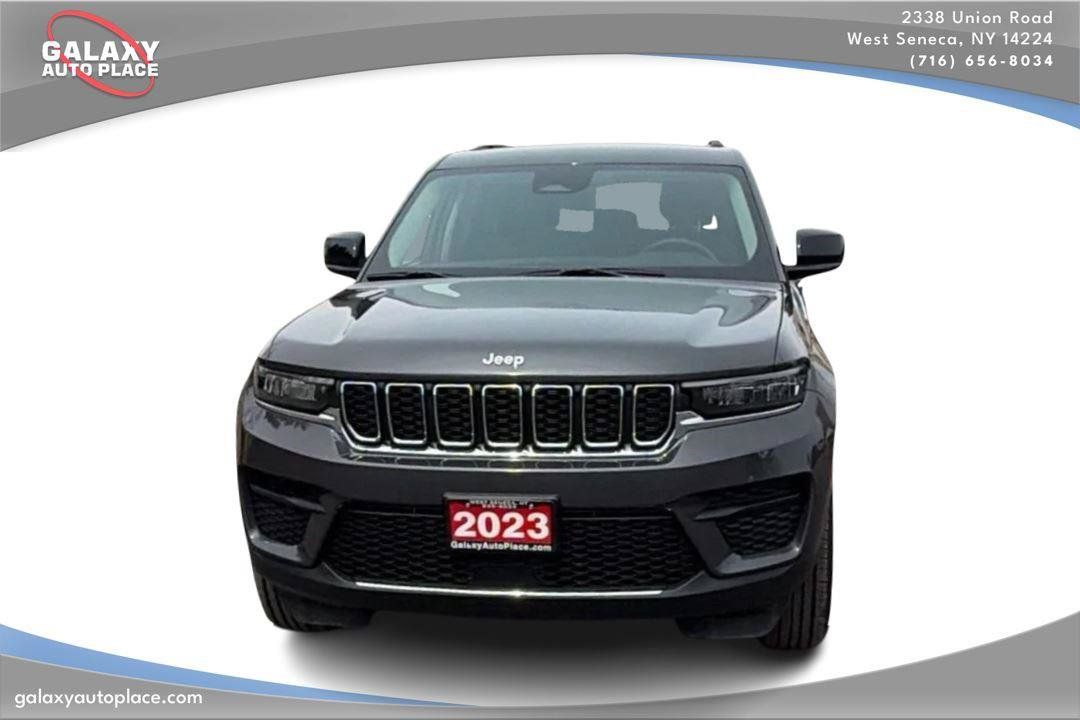 Used 2023 Jeep Grand Cherokee Laredo w/ Luxury Tech Group I AWD/4WD image 2