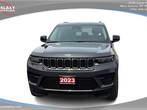 Used 2023 Jeep Grand Cherokee Laredo w/ Luxury Tech Group I AWD/4WD image 2