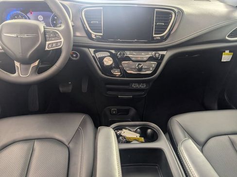 Used 2025 Chrysler Pacifica Select FWD image 23