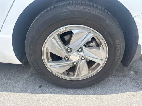 Certified 2025 Hyundai Elantra SE FWD image 10