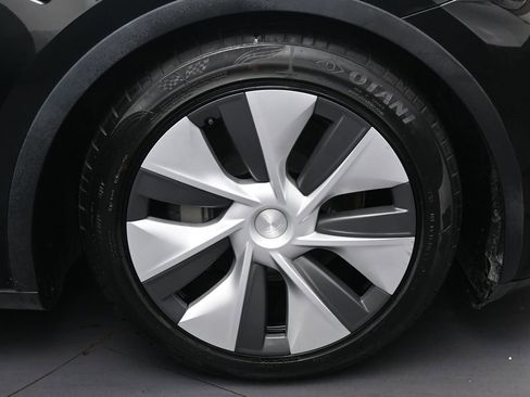 Used 2023 Tesla Model Y Long Range AWD/4WD image 39