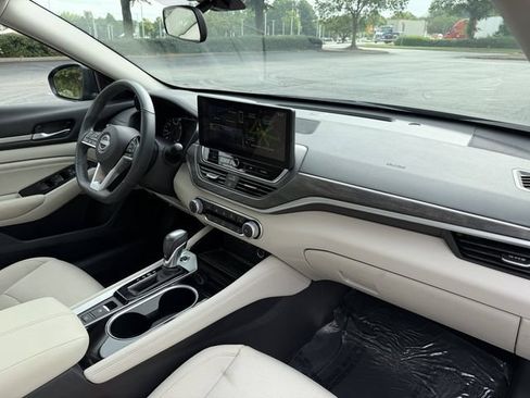 Used 2023 Nissan Altima 2.5 SV w/ SV Premium Package FWD image 33