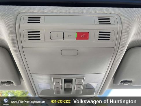 Certified 2025 Volkswagen Jetta SE w/ Sunroof Package image 31