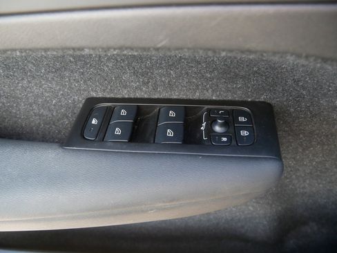 Used 2022 Volvo XC40 T5 R-Design image 12