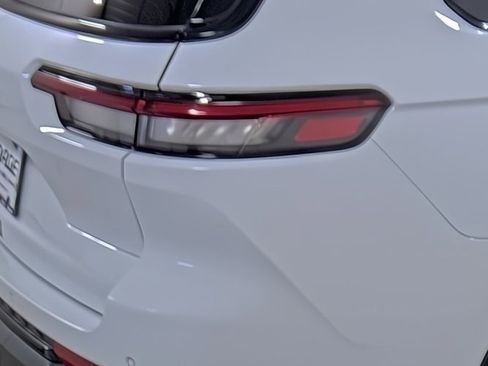 Used 2024 Jeep Grand Cherokee L Laredo image 13