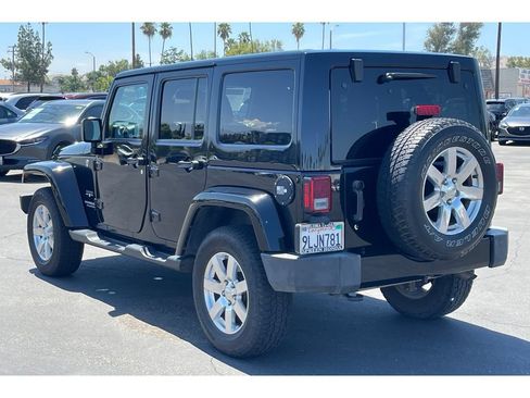 Used 2017 Jeep Wrangler Unlimited Sahara w/ Connectivity Group AWD/4WD image 3